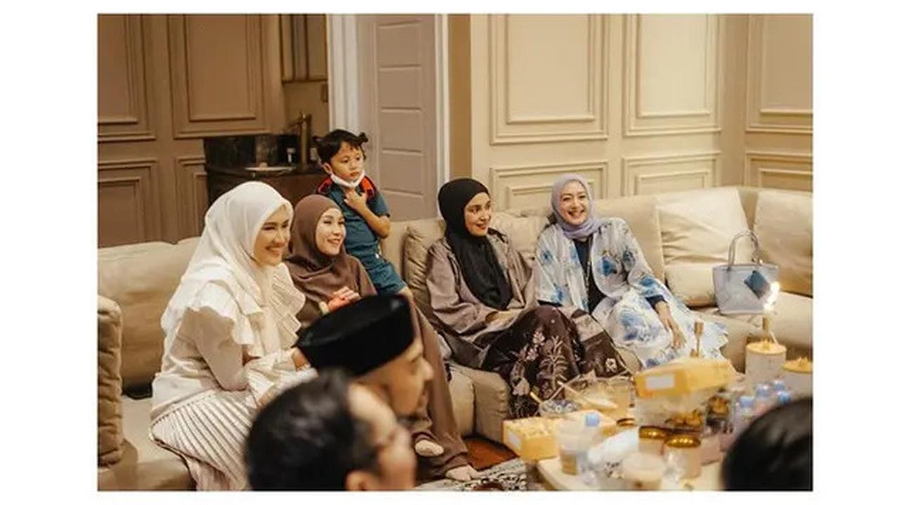 6 Potret Silaturahmi Artis di Rumah Teuku Wisnu dan Shireen Sungkar, Temu Kangen