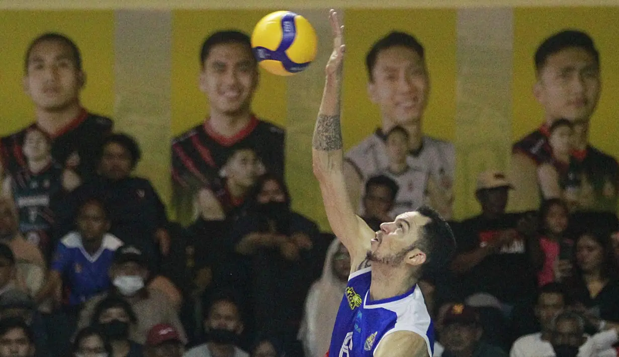 Pebola voli Jakarta Lavani Allo Bank Leandro Martins Da Silva berusaha mengembalikan bola ke arah tim Jakarta BNI 46 saat pertandingan seri terakhir putaran kedua PLN Proliga Mobile 2023 di GOR UNY, Sleman, D.I Yogyakarta, Jumat (17/2/2023). (Dok. Proliga)