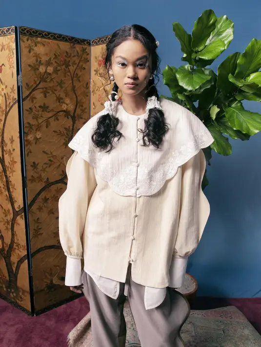 Dengan siluet longgar terlarisnya, TOTON menciptakan berbagai potongan yang bisa dipadu padan dengan berbagai cara. Mulai dari rompi bordir khas yang bisa dipadu dengan blouse TOTON dan rok midi lipit berlapis ganda bisa menambah poin siluet feminin pada koleksi ini. Foto: Document/Masari.