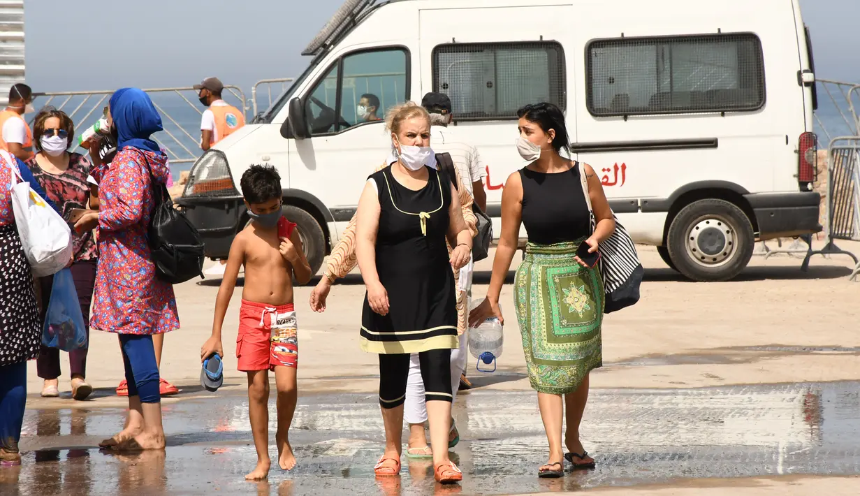 Orang-orang yang mengenakan masker terlihat di dekat sebuah pantai di Rabat, Maroko, 27 Agustus 2020. Maroko pada 27 Agustus 2020 melaporkan 1.221 kasus baru COVID-19, menambah jumlah kasus infeksi di negara itu sejak 2 Maret menjadi 57.085. (Xinhua/Chadi)