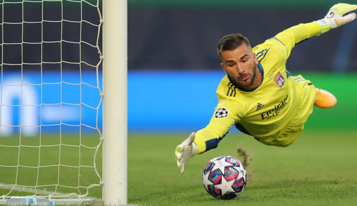 Anthony Lopes akan dikenal sebagai penjaga gawang terloyal oleh fans Olympique Lyon. Tercatat ia hanya pernah membela satu klub itu saja. Karirnya bersama Lyon dimulai jauh sebelum masuk liga utama Prancis, League 1. (Foto: AFP/Pool/Miguel A. Lopes)