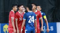 Pemain Timnas Indonesia U-20 bersitegang dengan pemain Guatemala U-20 pada partai uji coba di SUGBK hari Selasa (21/02/2023). (Muhammad Iqbal Ichsan/Bola.com)