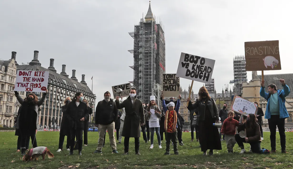 Para pekerja perhotelan melakukan protes di Parliament Square, London, Inggris, Senin (19/10/2020). Para pekerja perhotelan berdemonstrasi di luar Parlemen menentang pembatasan COVID-19 yang lebih ketat dan jumlah dukungan finansial dari pemerintah kepada industri. (AP Photo/Frank Augstein)