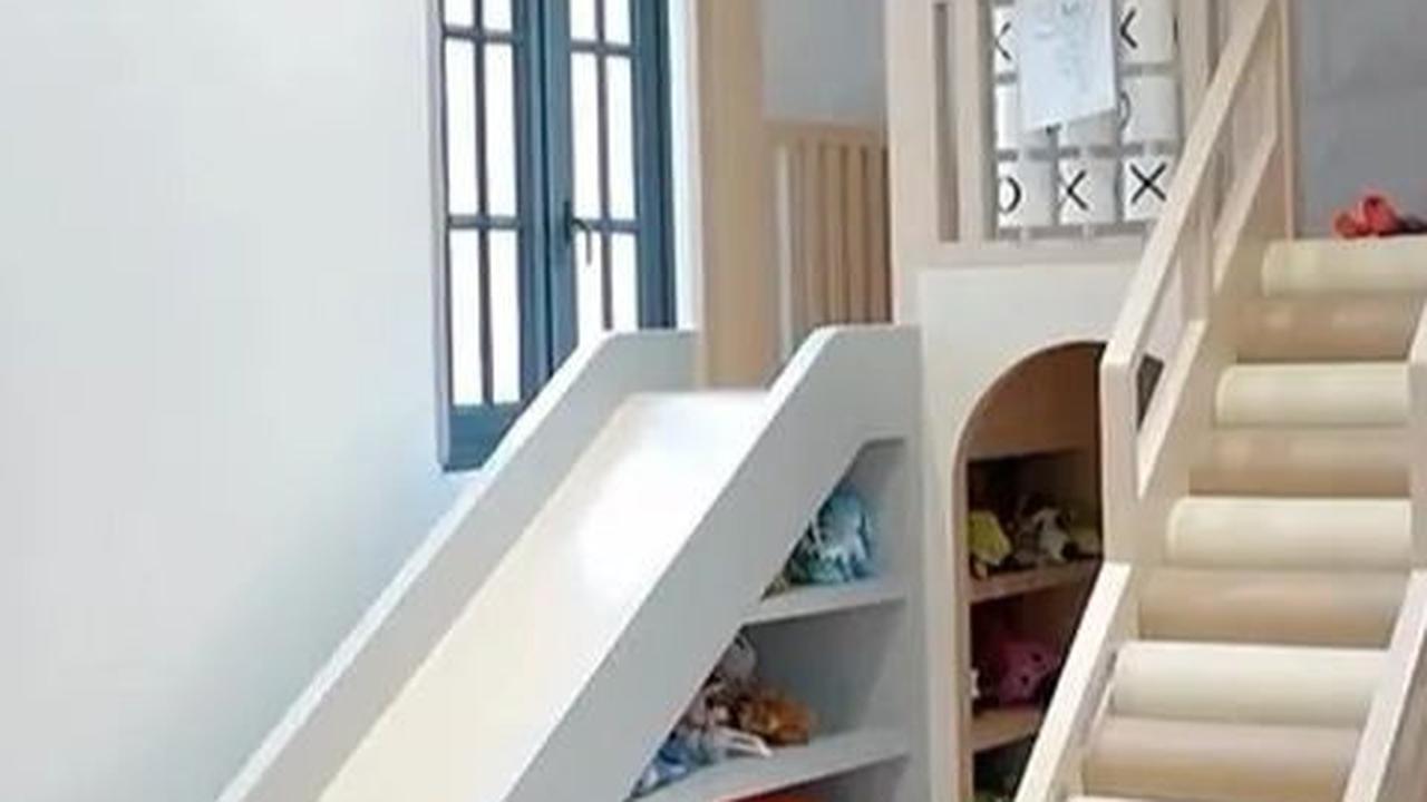 Ada seluncuran di sudut ruangan, menciptakan taman bermain khusus anak-anak.