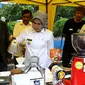 Bupati Serang Ratu Tatu Chasanah menghadiri Festival Kopi Banten di Pendopo Bupati Serang. Dalam kesempatan itu, ia mendadak menjadi barista. (istimewa)