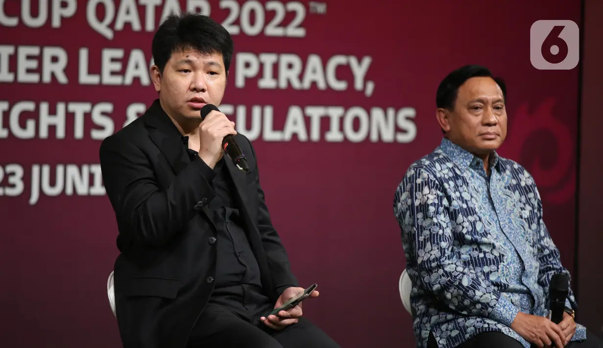 Direktur IEG, Hendy Lim (kiri) menjadi narasumber dalam Press Conference FIFA World Cup 2022 Privacy, Public Viewing Rights & Regulations di Studio 8 Emtek, Jakarta, Kamis (23/6/2022). Bukan itu, saja SCM juga mendapat hak istimewa menayangkan Premier League atau Liga Inggris. (Liputan6.com/Faizal Fanani)