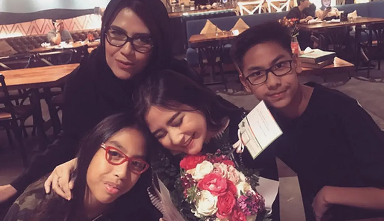 Kebahagiaan Prilly bertepatan dengan bertambahnya usia. Kejutan demi kejutan didapatkan dari orang-orang terdekatnya.  Bertambahnya usia itu, ia juga telah mengantongi izin pacaran dari ibundanya. (Instagram/prillylatuconsina96)