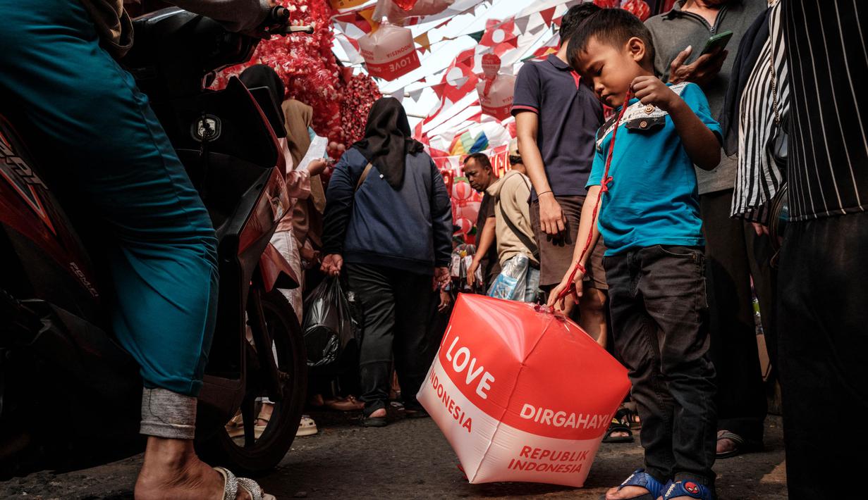 Penjual pun menawarkan beragam potongan harga. (Yasuyoshi CHIBA/AFP)
