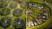 Sebagian penduduk Denmark tinggal di rumah yang punya lingkungan unik, bak crop circle. (Sumber: Boredpanda)