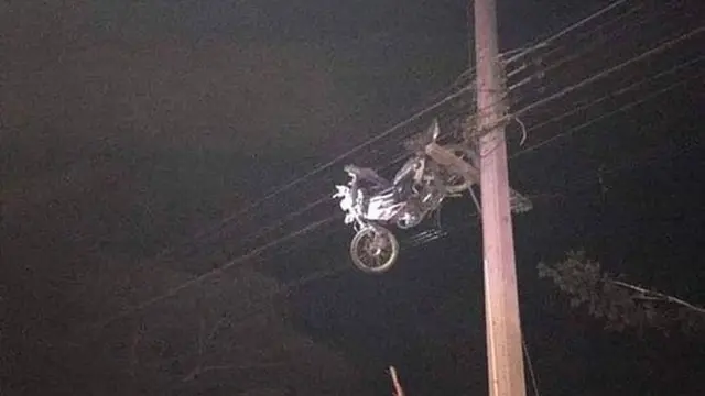 Sepeda Motor Nyangkut di Kabel Listrik