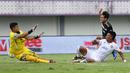 Kiper Dewa United FC, M Natshir Fadhil Mahbuby (kiri) berusaha menghalau bola tendangan pemain Arema FC, Dedik Setiawan pada laga pekan pertama BRI Liga 1 2023/2024 antara Dewa United melawan Arema FC di Stadion Indomilk, Tangerang, Minggu (2/7/2023). (Bola.com/Bagaskara Lazuardi)