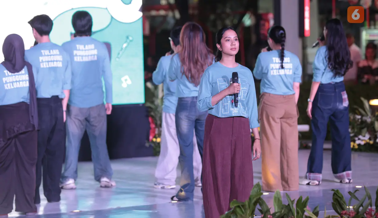 Pertunjukan musikal ini menjadi bagian dari rangkaian Hari Perumahan Nasional. Tampak para pemain bersiap melakukan aksi teatrikal Home Sweet Loan The Musical di Taman Literasi Martha Tiahahu, Jakarta. (KLY/Budy Santoso)