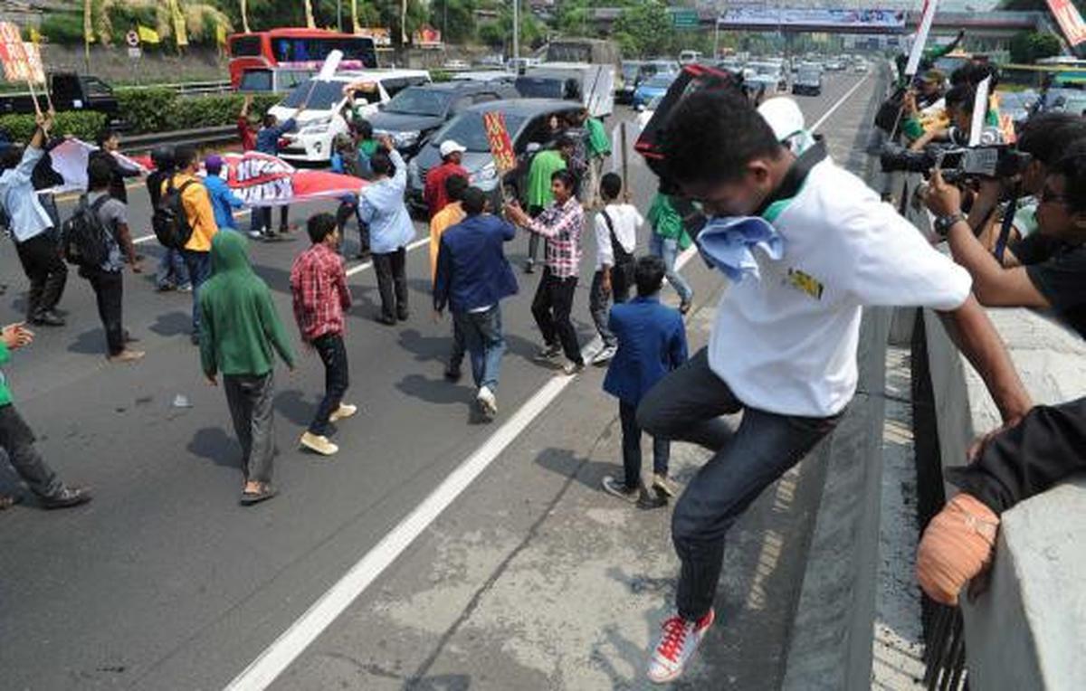 Tolak RUU Kamnas, mahasiswa bakar ban dan blokir jalan