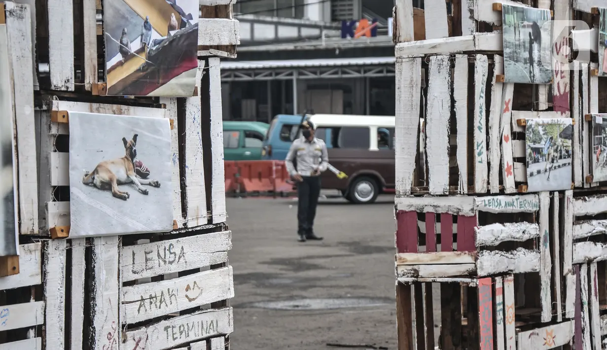 Karya foto yang ditampilkan dalam pameran Lensa Anak Terminal di Terminal Depok Baru, Jawa Barat, Minggu (12/12/2021). Pameran tersebut mengisahkan potret kehidupan di Terminal Depok Baru dan sekitarnya dari sudut pandang anak-anak terminal. (merdeka.com/Iqbal S Nugroho)
