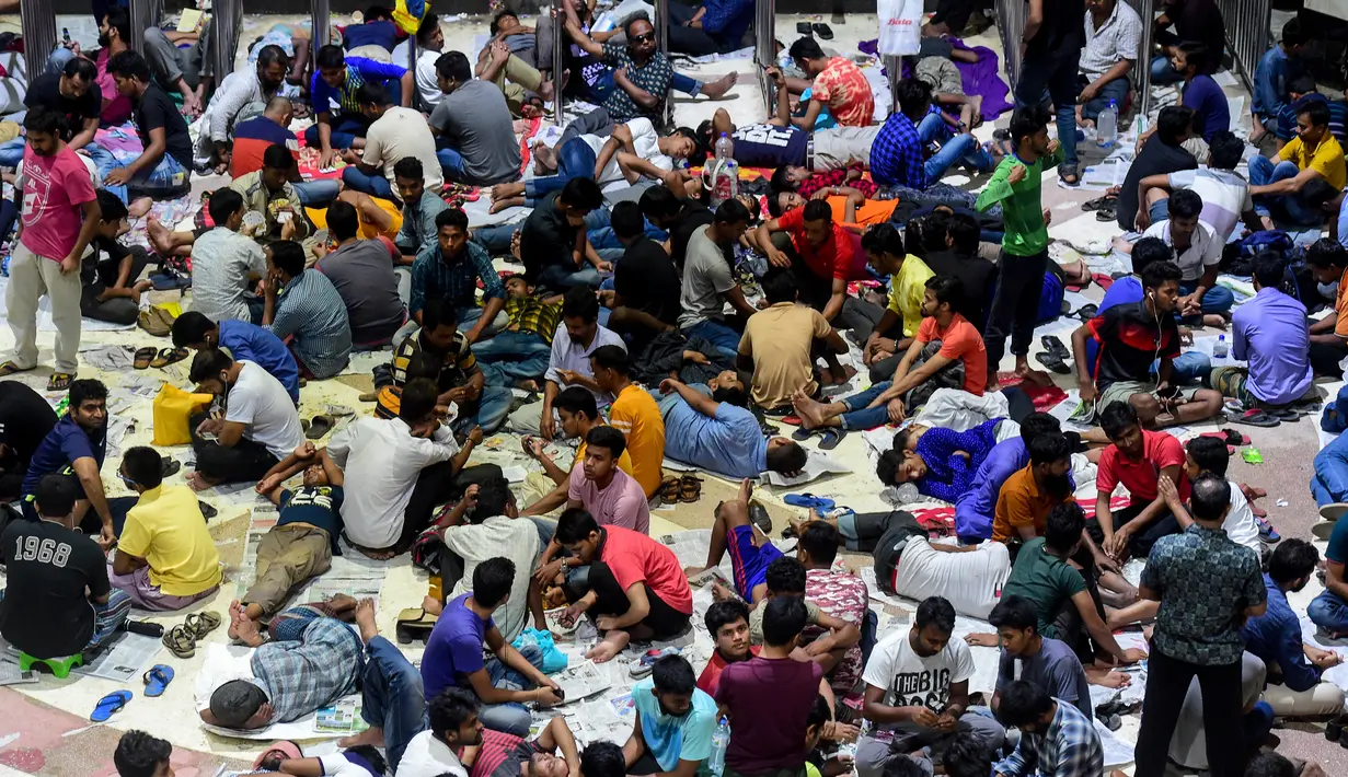Orang-orang Bangladesh menunggu dalam antrean dibukanya loket tiket mudik lebaran di Stasiun Kereta Kamalapur, Dhaka, Kamis (23/5/2019). Di Bangladesh, jutaan orang akan kembali pulang ke kampung halamannya saat Hari Raya Idul Fitri tiba. (MUNIR UZ ZAMAN/AFP)