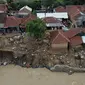 Suasana dari ketinggian tanah longsor akibat bencana banjir di Desa Kalong Sawah Kecamatan Jasinga, Kabupaten Bogor, Sabtu (4/1/2020). Tiga BUMN PT Askrindo, PT. Bank Mandiri, Perum Perhutani dibantu Yalisa membentuk tim yang difokuskan mendorong logistik dan obat-obatan. (Liputan6.com/HO/Iqbal)