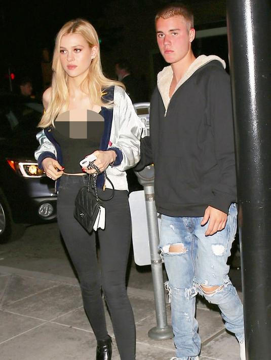 Justin Bieber saat tertangkap kamera berjalan bersama Nicola Peltz usai makan malam di sebuah restoran yang terletak di kawasan Beverly Hills, California. (www.usmagazine.com)