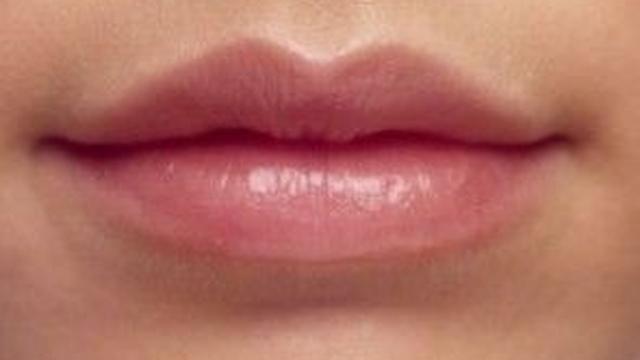 Bibir dengan Garis Tepi yang Rata