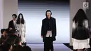 Model memperagakan busana karya perancang Wilsen Willim bertajuk Runway Hits dalam Fashion Nation 2018 di Senayan City, Jakarta, Sabtu (21/4/). Puncak acara Fashion Nation 2018 mengangkat tema I.AM.NOW. (Liputan6.com/Herman Zakharia)