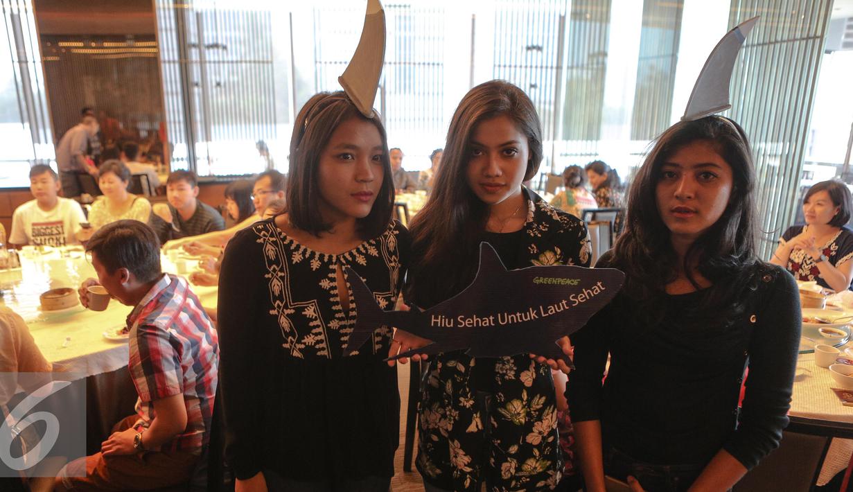 Sejumlah aktivis Greenpeace Indonesia menggelar kampanye selamatkan hiu (savesharks) di salah satu rumah makan, Jakarta, Minggu (12/7/2015). Aksi tersebut sebagai upaya menyelamatkan hiu dari kepunahan. (Liputan6.com/Faizal Fanani)