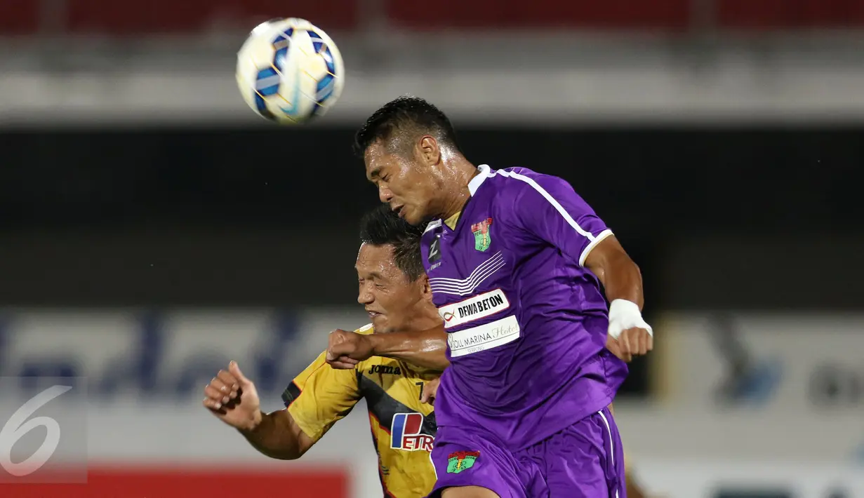 Bek Persita, Kery Yuwono (kanan) berebut bola dengan Rahmat Afandi (Mitra Kukar) di laga turnamen Piala Presiden 2015 di Stadion I Wayan Dipta, Gianyar, Bali, Minggu (30/8/2015). Mitra Kukar menahan imbang Persita 0-0. (Liputan6.com/helmi Fithriansyah)