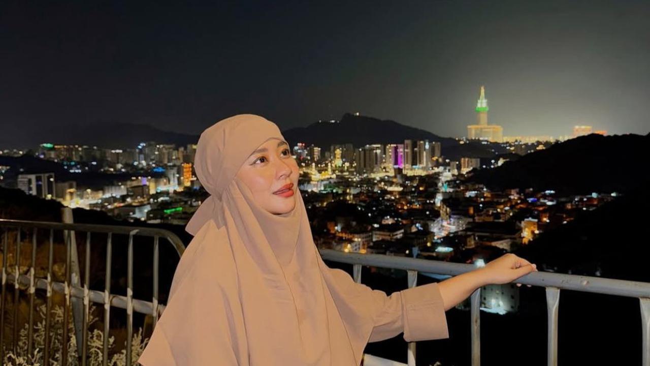 5 Potret Hijrah Modis Chikita Meidy Selama di Tanah Suci, Gaya Busananya Jadi Inspirasi Lebaran 2025