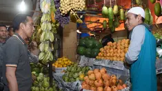 Presiden Joko Widodo berbincang dengan pedagang buah di Pasar Cipanas, Jawa Barat, Minggu (26/6). (Foto: Setpres)