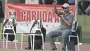 Pelatih Timnas Indonesia U-16, Fachri Husaini, memberikan acungan jempol kepada anaka asuhnya saat menghadapi Persija Jakarta U-16 di Stadion Atang Sutresna, Jakarta, Selasa (4/7/2017). Indonesia menang 5-0 atas Persija. (Bola.com/M Iqbal Ichsan)