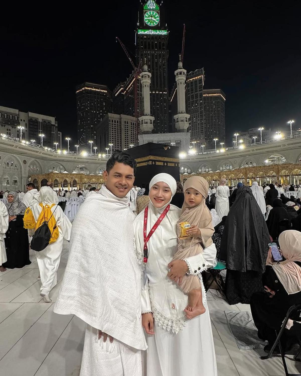 Potret Yeni Inka Berhijab saat Umrah, Kali Ini Bareng Suami dan Anak