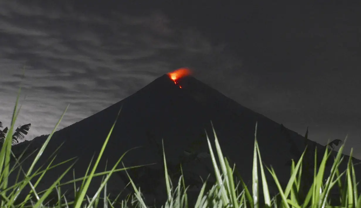 Gunung Semeru mengeluarkan material vulkanik saat erupsi terlihat dari Kabupaten Lumajang, Provinsi Jawa Timur, Selasa (7/12/2021). Dalam data BPBD Jawa Timur pada Senin (6/12/2021), tercatat ada 22 korban meninggal dunia dalam erupsi Gunung Semeru. (AP Photo/Hendra Permana)
