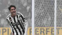 Dusan Vlahovic merayakan gol debutnya bersama Juventus dalam duel versus Hellas Verona dalam lanjutan Liga Italia 2021/2022 di Allianz Stadium, Senin (7/2/2022). (Fabio Ferrari/LaPresse via AP)