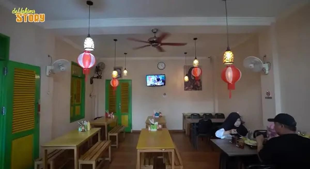 Intip Interior Warung Makan Ayah Ayu Ting Ting, Kental Nuansa Betawi