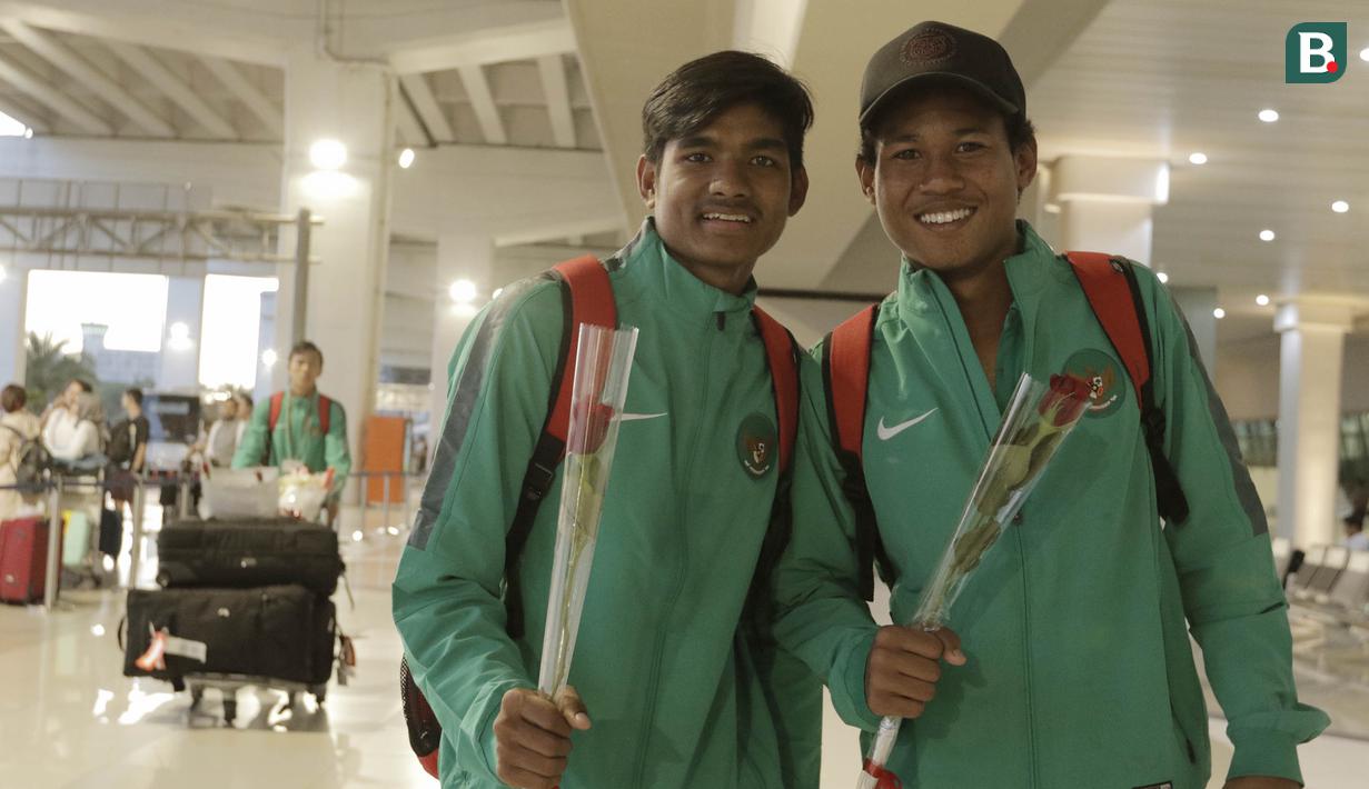 Pemain Timnas Indonesia U-16 berpose saat tiba di Bandara Soekarno Hatta, Tangerang, Kamis (15/3/2018). Timnas Indonesia berhasil menjuarai turnamen Jenesys di Jepang. (Bola.com/M Iqbal Ichsan)