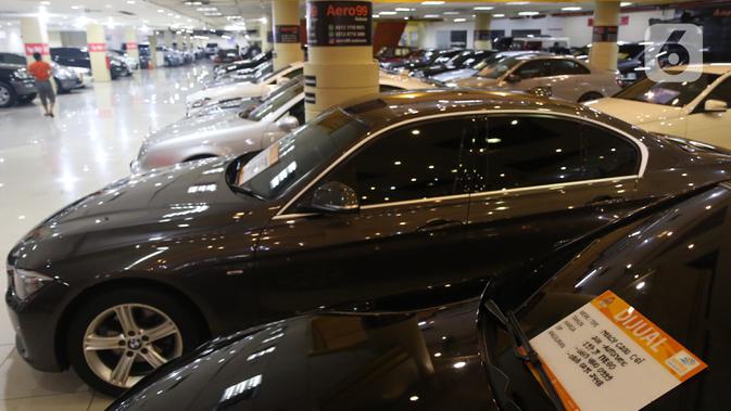 Deretan mobil bekas yang dijual di kawasan Jakarta, Senin (23/11/2020). Pasar mobil bekas diprediksi akan meningkat menjelang akhir tahun karena kondisi perekonomian yang saat ini mulai membaik. (Liputan6.com/Angga Yuniar)