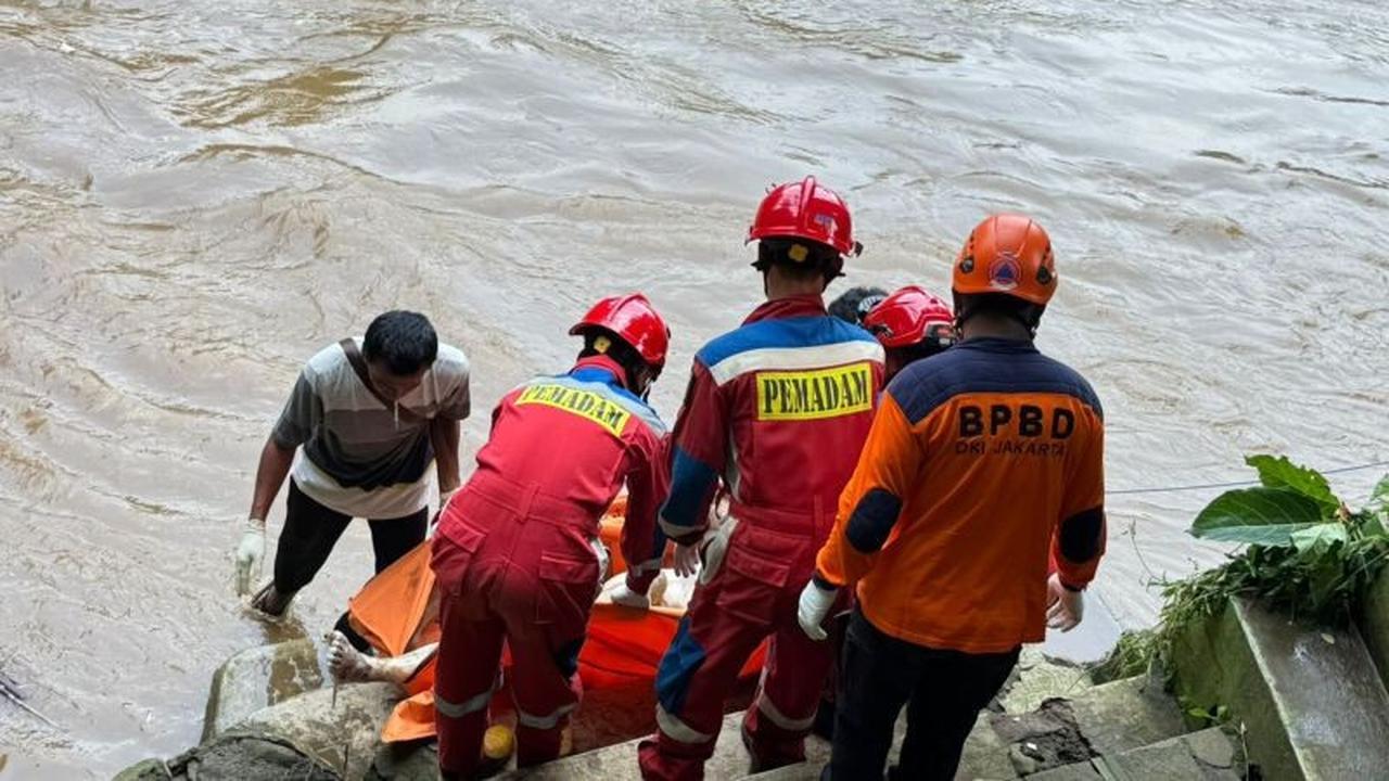 Mayat Pria Tanpa Identitas Ditemukan di Kali Ciliwung Jagakarsa, Polisi Selidiki Penyebab Kematian