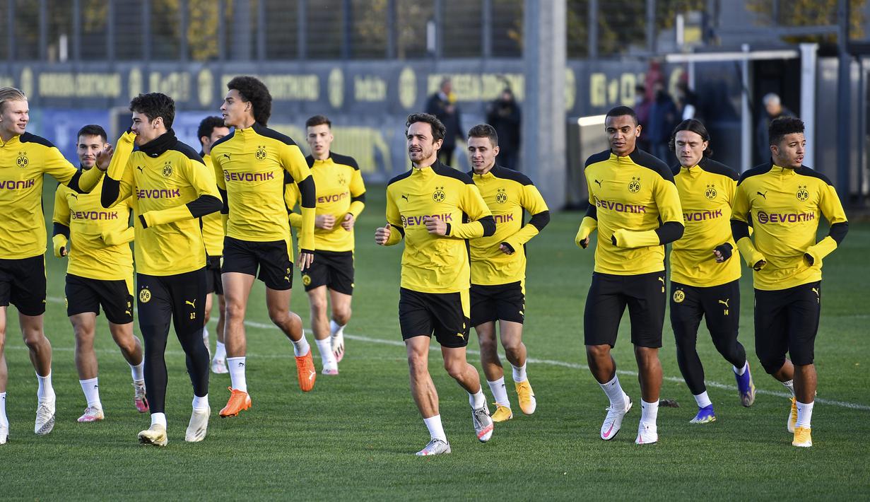 Para pemain Borrusia Dortmund melakukan pemanasan saat mengikuti sesi latihan tim di tempat latihan di Dortmund, Jerman, Selasa (3/11/2020). Dortmund akan bertanding melawan Club Brugge pada grup F Liga Champions di Jan Breydel Stadion, Belgia. (AP Photo/Martin Meissner)