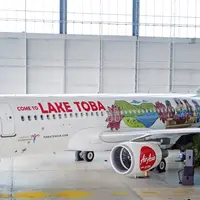 Bertemakan Lake Toba & Beyond, livery baru ini menampilkan ilustrasi penenun kain ulos dan danau toba. [Dok/Fimela/Bambang E. Ros].