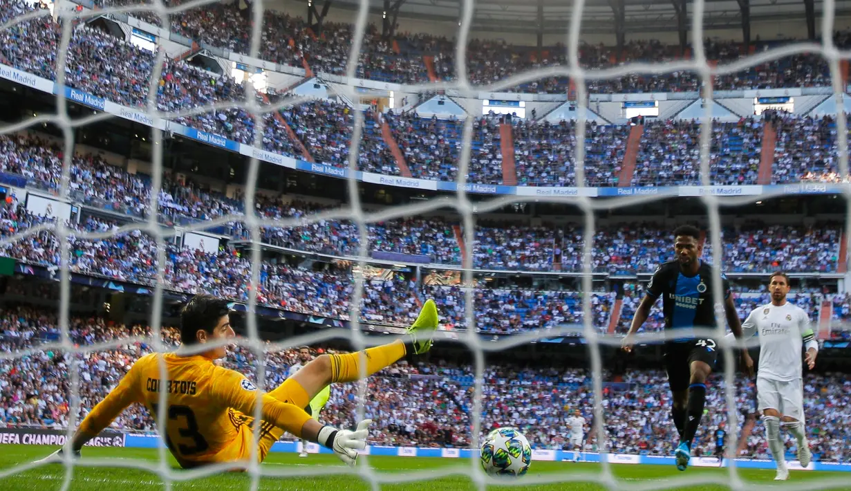 Pemain Club Brugge Emmanuel Dennis mencetak gol ke gawang Real Madrid pada laga Liga Champions di Stadion Santiago Bernabeu, Madrid, Spanyol, Selasa (1/10/2019). Pertandingan berakhir 2-2. (AP Photo/Manu Fernandez)