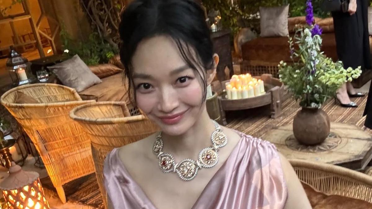 Pesona Shin Min Ah Padukan Dress Mermaid dengan Perhiasaan Mewah saat Hadir di High Jewelry Louis Vuitton Morocco