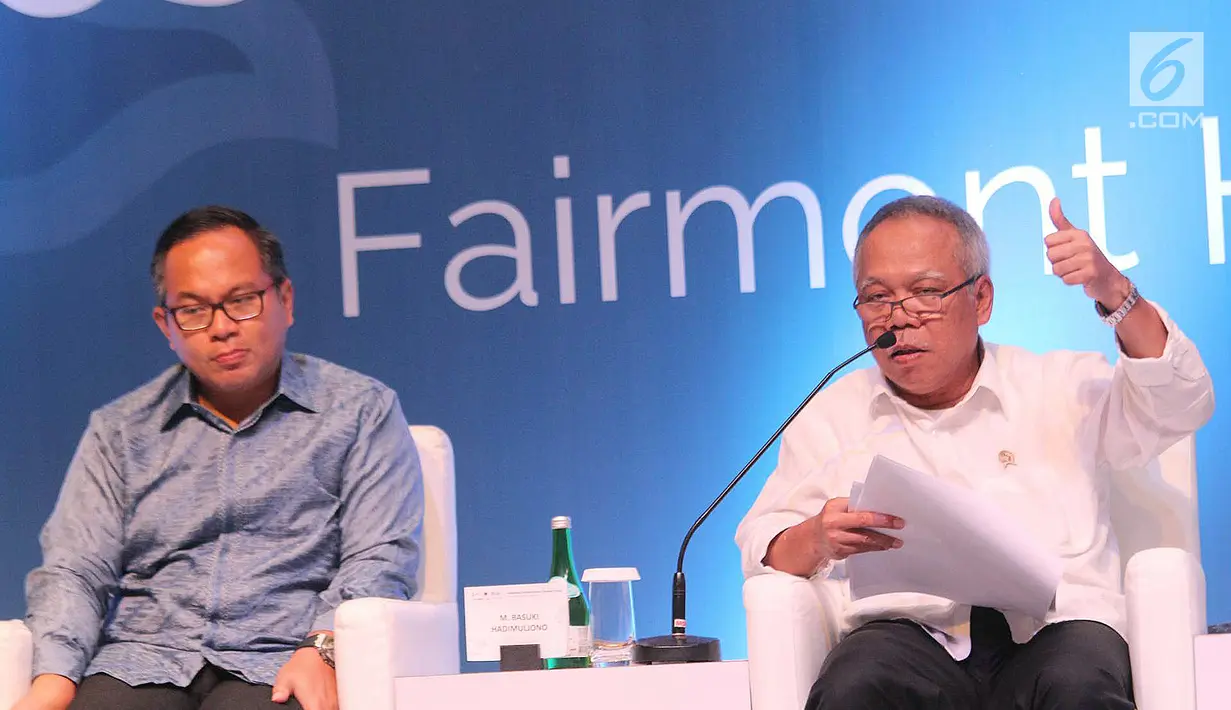 Dirut Bank Mandiri Kartika Wirjoatmojo dan Menteri PUPR Basuki Hadimuljono memberikan paparan pada acara IIFF 2017 di Jakarta, Selasa (25/7). Forum ini bertujuan untuk mereformasi kebijakan infrastruktur publik di luar pembiayaan APBN (Liputan6.com)