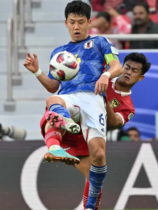 Laga timnas Indonesia melawan Jepang menarik sejak awal. Dan kedua tim saling memburu kemenangan guna memastikan kelolosannya ke 16 besar. (HECTOR RETAMAL/AFP)