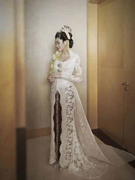 Kebaya ini cantik membalut tubuh Aaliyah Massaid dengan amat apik dengan berbagai payet dan kristal berkilauan. Beberapa aksesori pemanis seperti bros silver juga menyempurnakan penampilan Aaliyah Massaid secara keseluruhan. [Foto: Instagram/rikawirtjes]