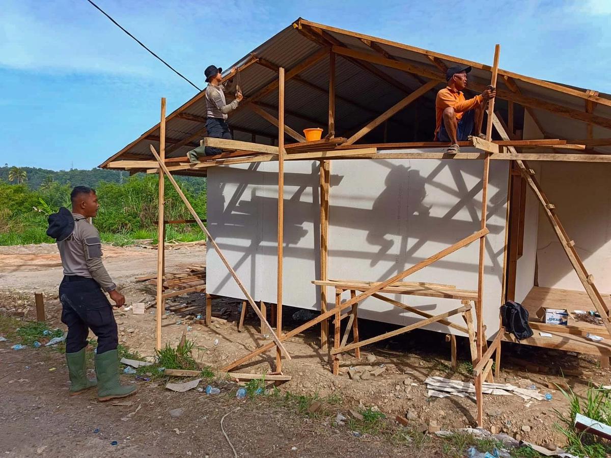 FOTO: Hunian Sementara Dibangun untuk Warga Terdampak Bencana di Pauh Padang
