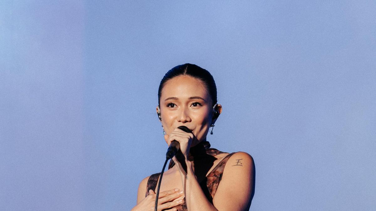 Malam Debut Niki Zefanya di Prambanan Jazz 2026 yang Magis, Tampil dengan Gaun Abstrak