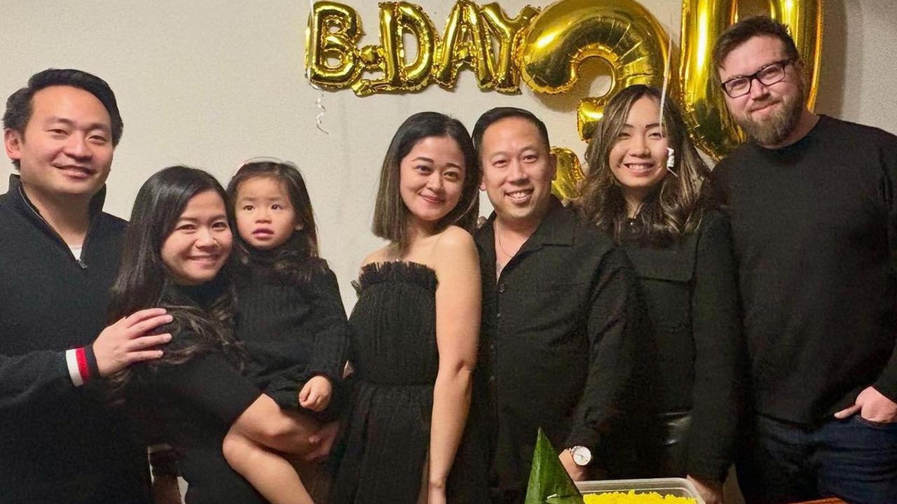 7 Potret Perayaan Ultah Gisela Cindy ke-30 di Kanada, sang Ibu Turut Hadir - Ada Tumpeng Nasi Kuning