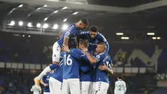Gelandang Everton, Gylfi Sigurdsson berselebrasi dengan rekan-rekannya usai mencetak gol ke gawang Chelsea pada pertandingan lanjutan Liga Inggris di Goodison Park di Liverpool, Inggris, Minggu (13/12/2020). Everton menang tipis atas Chelsea 1-0. (AP Photo/Jon Super, Pool)