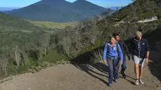 Pengunjung saat mendaki Gunung Ijen di Banyuwangi, Jawa Timur. Kawah Ijen menjadi salah satu destinasi wisata alam yang paling diminati wisatawan, terutama saat libur akhir tahun. Keindahan panorama alamnya yang khas, mulai dari danau kawah berwarna hijau toska hingga fenomena blue fire yang telah dikenal dunia, menjadikan kawasan ini selalu ramai dikunjungi wisatawan domestik maupun mancanegara. (merdeka.com/Arie Basuki)
