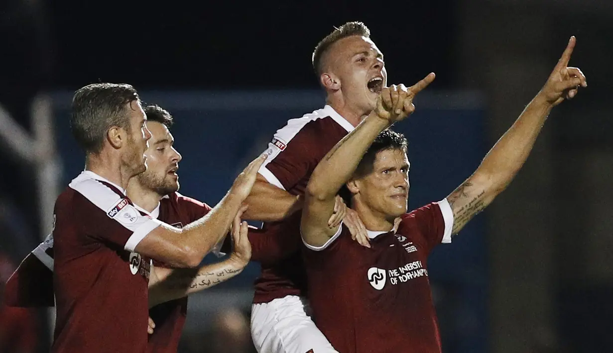 Para pemain Northampton Town merayakan gol ke gawang Manchester United pada piala liga Inggris di Sixfields Stadium, (22/9/2016) dini hari WIB. (Action Images via Reuters/John Sibley)