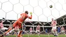 Bek Chelsea, Gary Cahill, menendang bola ke arah gawang kiper Stoke City, Lee Grant. Gol Gary Cahill, pada menit-menit terakhir membawa Chelsea menang 1-2 atas Stoke City. (AFP/Oli Scarff).