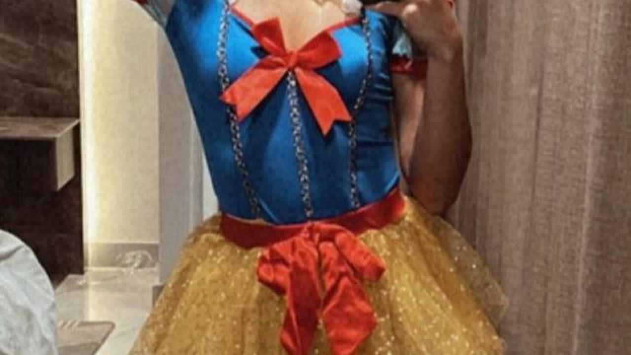 Di hari pertama Halloween, Nia berperan sebagai Snow White. Perbedaannya, versi Nia lebih seksi.